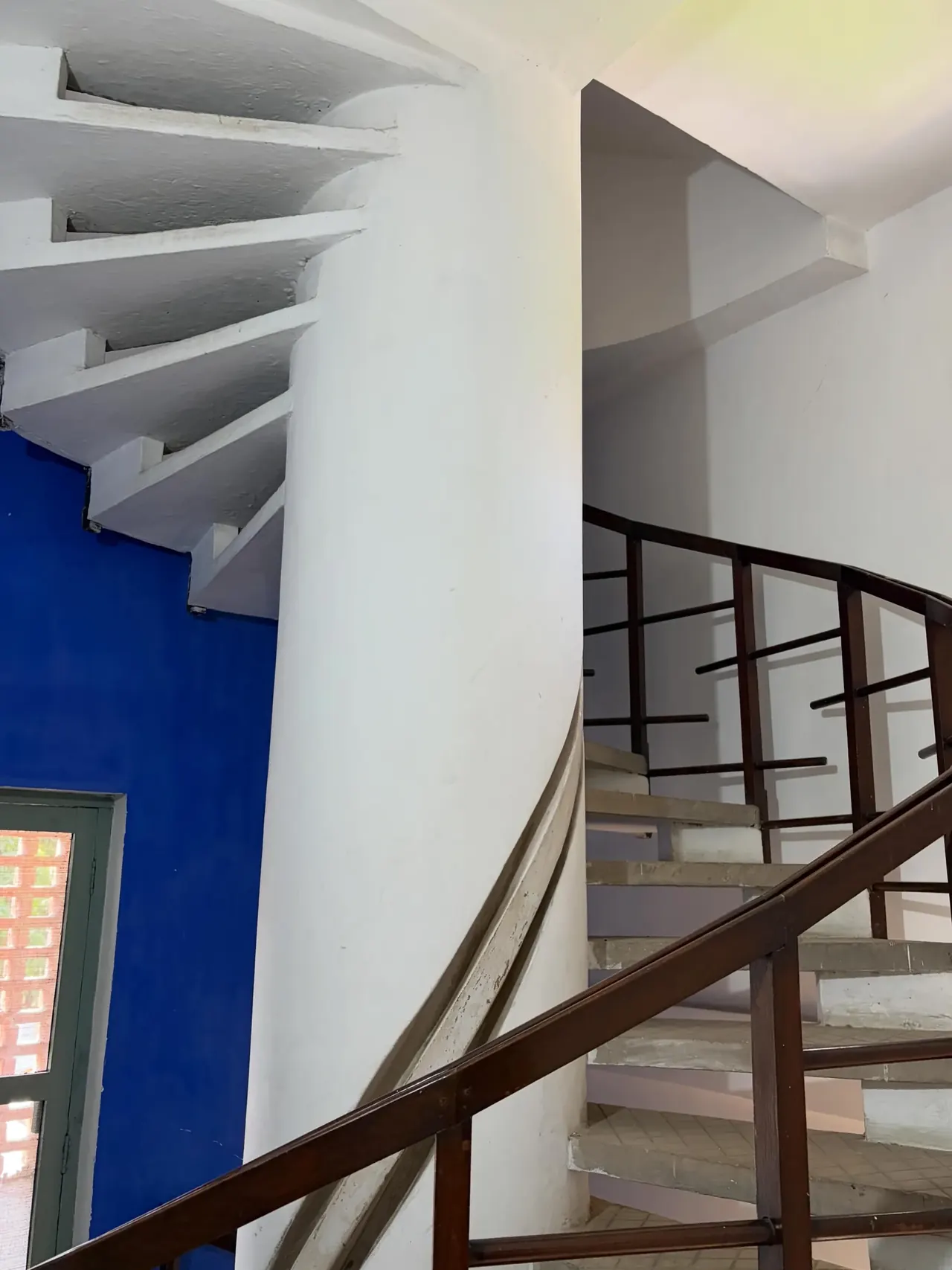 Curved staircase inside Maison Jeanneret